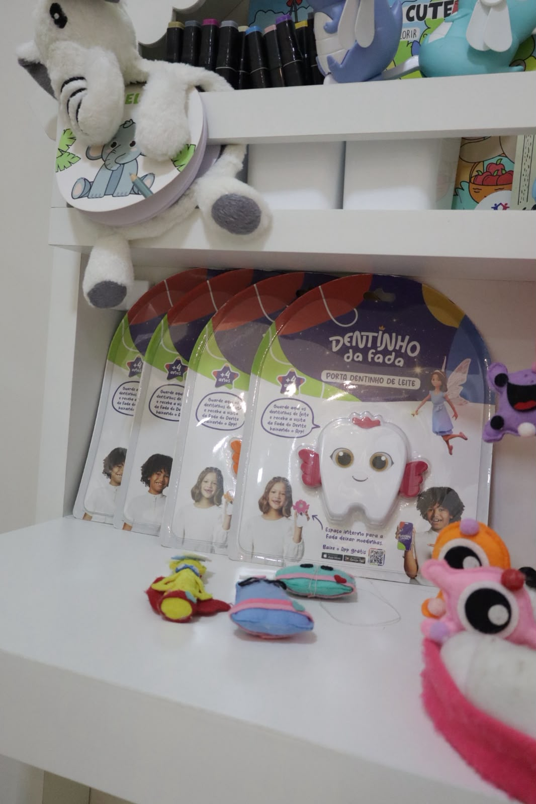 Prateleira com porta dentinho de leite e brinquedos