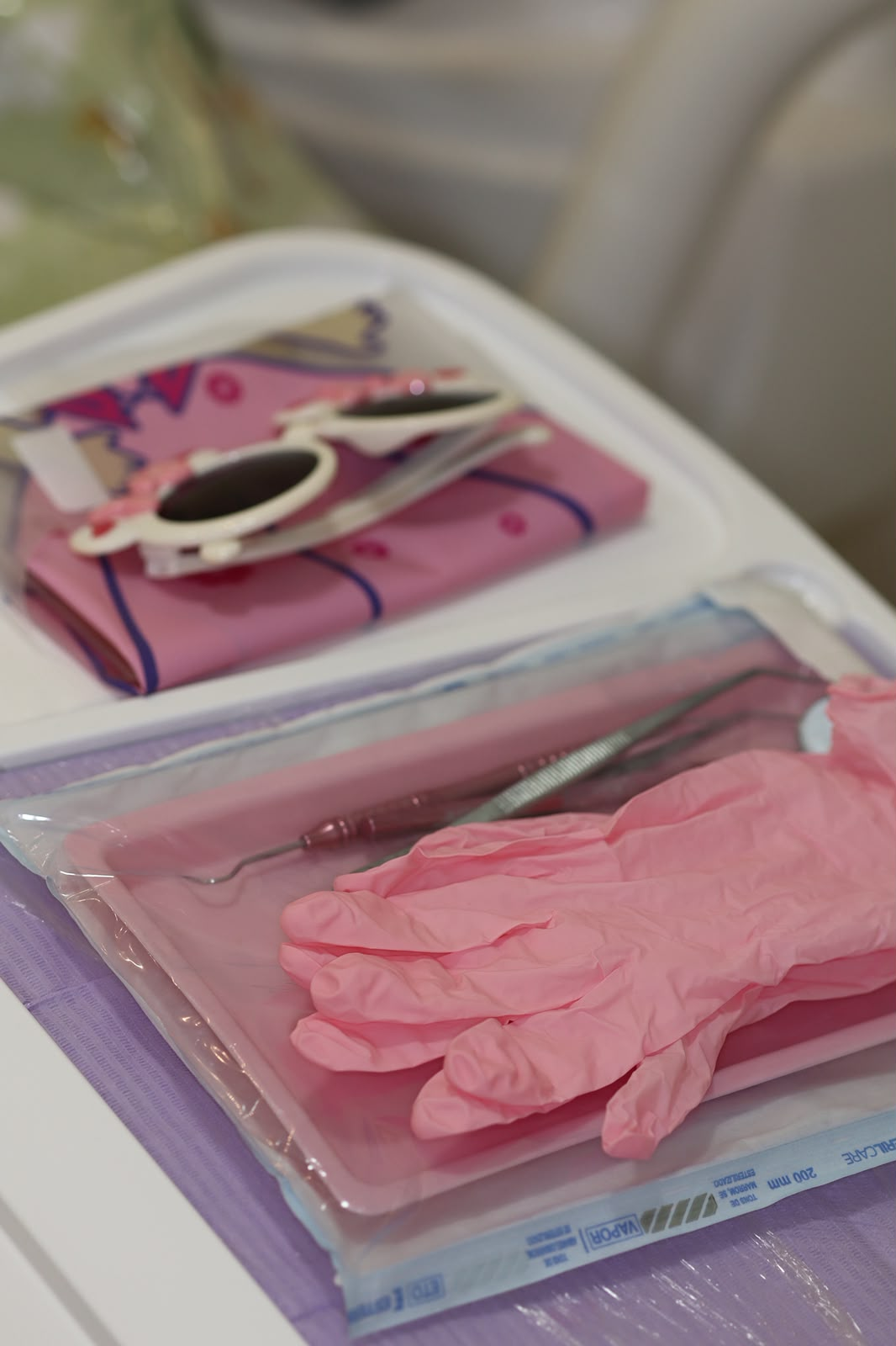 Instrumentais e óculos de proteção preparados para o atendimento