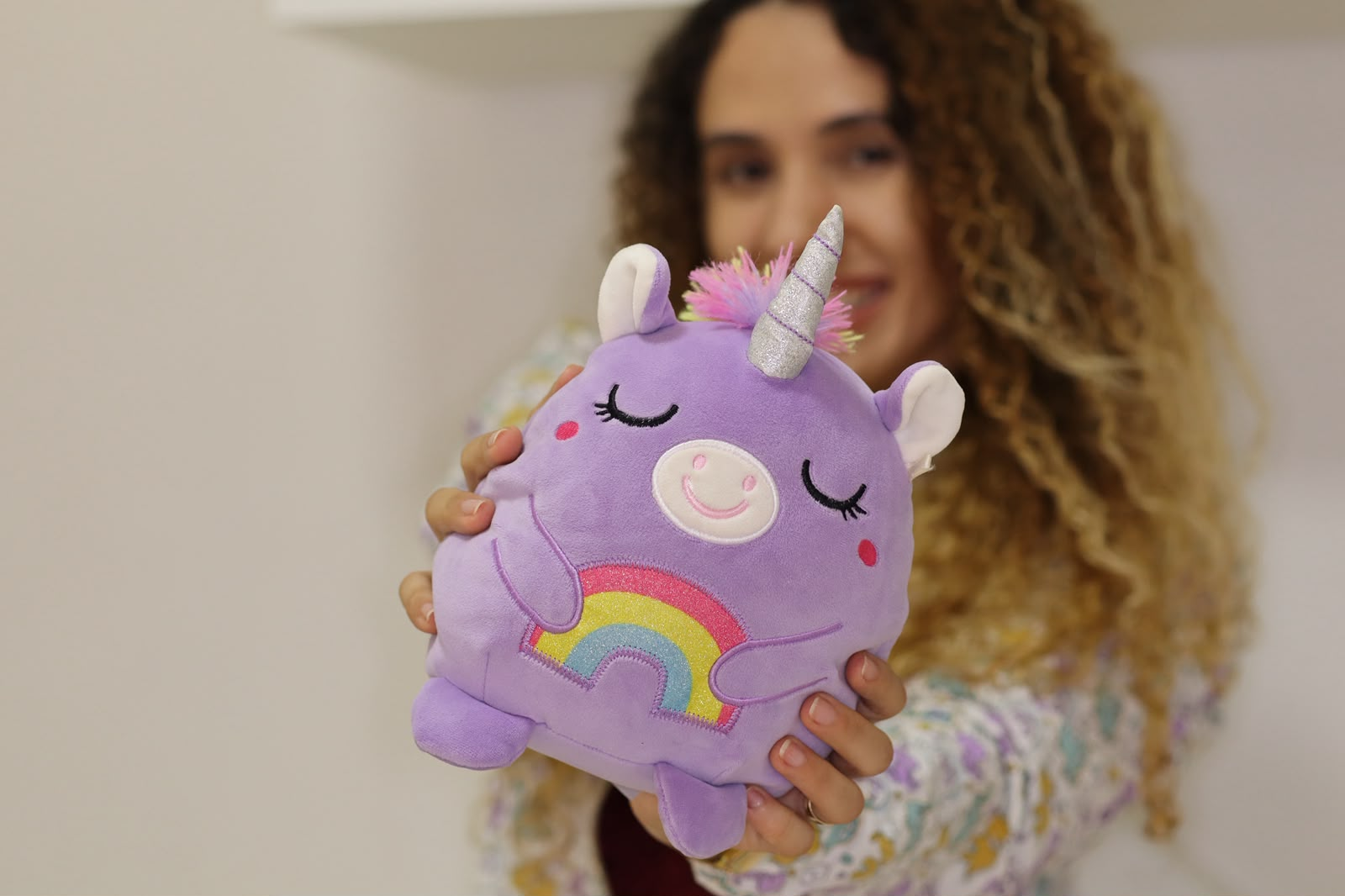 Dra. Wégila segurando um unicórnio de pelúcia
