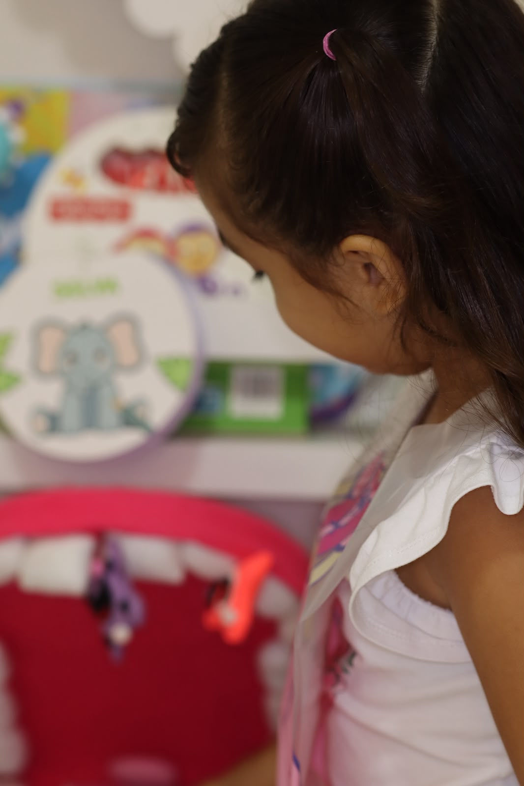 Criança observando os brinquedos educativos