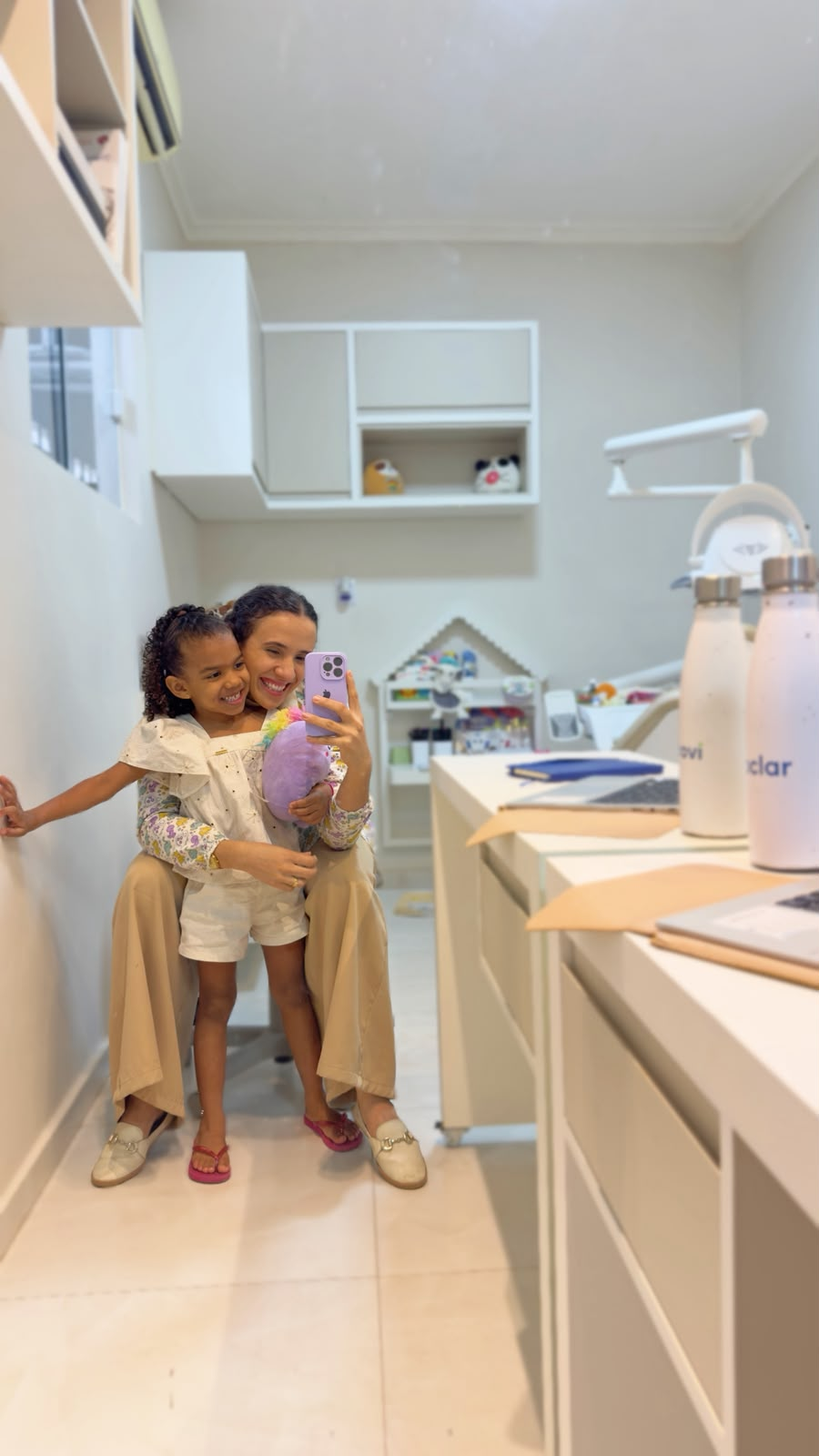 Dra. Wégila com uma paciente no consultório